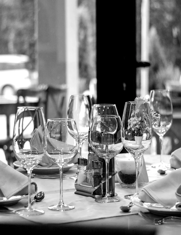 Ein gedeckter Tisch in einem Restaurant mit vielen Weingläsern